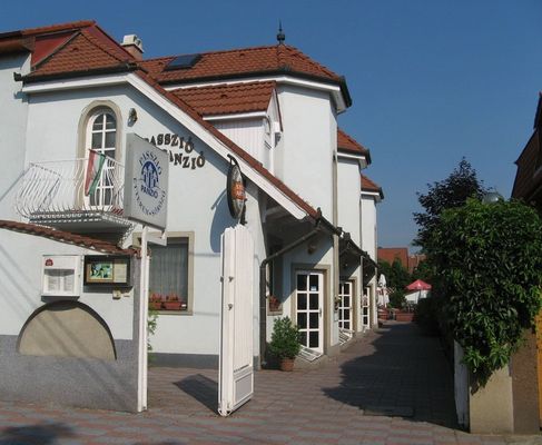 Passzió Panzió, Budapest