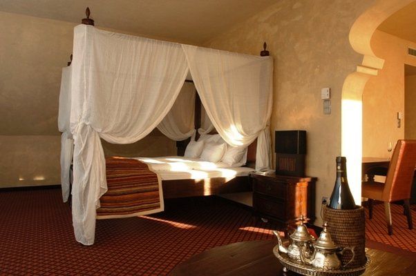 Mes&eacute;s Shiraz Hotel, Egerszal&oacute;k
