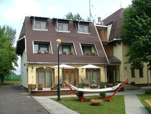 Hotel Flóra, Gyopárosfürdő