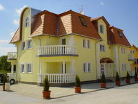 Click here for more images about Szieszta Apartment House.