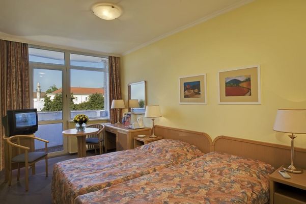 Hotel Patria, P&eacute;cs
